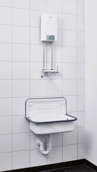 In den Putzräumen sorgt der E-Kompaktdurchlauferhitzer CEX mit Armatur SSO jederzeit sofort für warmes Wasser.