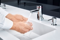 E-Kleindurchlauferhitzer MBX 7 Lumino von CLAGE versorgen die einzelnen Waschbecken mit warmem Wasser. Der Farblichtring der Armatur zeigt die gewählte Warmwassertemperatur an.