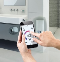 E-Durchlauferhitzer von CLAGE<br />per Tablet oder Smartphone steuern.<br />Bild: CLAGE