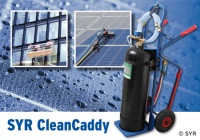 Der neue SYR CleanCaddy erleichtert die Reinigung von Photovoltaik- und Solar-Anlage. Die mit entsalztem Wasser gefüllte 30 Liter Aufbereitungs-kartusche sorgt für saubere Flächen und schützt vor Ertragsverlusten durch Verschmutzung. Bild: SYR Hans Sasserath & Co. KG<br />