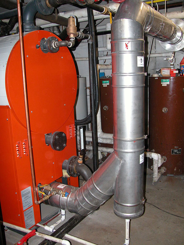 Abgasanlage eines großen Brennwertkessels.Bild: Dunnd74/Wikimedi...