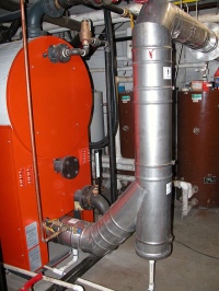 Abgasanlage eines großen Brennwertkessels.<br />Bild: Dunnd74/Wikimedia