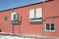 Das Ein-Modulsystem VRV IV (links) versorgt die Filiale bei München. Rechts daneben steht ein zwei-moduliges VRV III System eines anderen Shops.