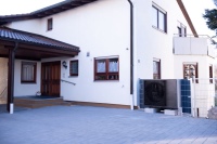 Ölheizung raus – Wärmepumpe rein: Das 1988 erbaute Haus von Ehepaar Maurer wird seit Januar 2020 mit einer Daikin Altherma 3 H HT beheizt. Hier das Außengerät, das in der Auffahrt des Hauses steht. <br />Bilder: Daikin