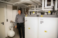 Das Brauchwasser wird in zwei je 500 Liter fassenden Daikin Altherma ST Wärmespeichern mit einer thermischen Solaranlage aufgeheizt.<br />Bilder: DAIKIN 