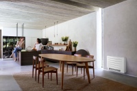 Durch die Kombination aus Heiz- und Kühlleistung sorgt die neue Perfera Serie von Daikin, erhältlich als Truhen- oder Wandgerät (oberes Bild), ganzjährig für ein angenehmes Raumklima.<br />Bilder: DAIKIN