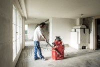 Mit Daikin Cut bietet Daikin eine schnelle und günstige Lösung zum Nachrüsten einer Fußbodenheizung für bestehende Gebäude. Dazu werden Kanäle staubfrei in den vorhandenen Estrich gefräst. Als sogenannte Umfeldmaßnahme wird die Nachrüstung einer Fußbodenheizung bei der Heizungsmodernisierung mit Wärmepumpe jetzt auch staatlich gefördert. 
