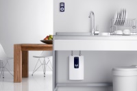 Der neue Kompakt-Durchlauferhitzer DCE, der natürlich auf der SHK in Essen präsentiert wird, komplettiert das Produktportfolio des deutschen Markt- und Technologieführers im Bereich der dezentralen Warmwasserbereitung. Bilder: Stiebel Eltron