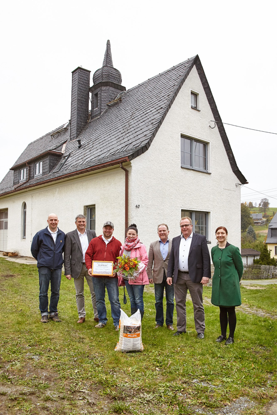 Familie Hoffmann freut sich über 3 Tonnen Pellets Zur...