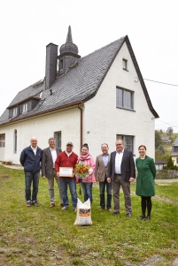 Familie Hoffmann freut sich über 3 Tonnen Pellets Zur.......