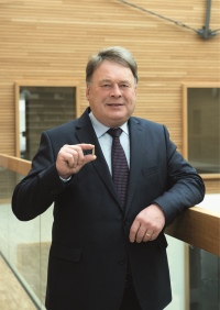 Für den bayerischen Forstminister Helmut Brunner ergänzen sich die stoffliche und energetische Nutzung<br />von Holz optimal. <br />Bild: Deutsches Pelletinstitut