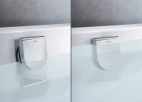 Designstark wie die bekannten „Multiplex“-Garnituren, aber mit noch mehr Komfort: Durch leichten Druck auf die Drehrosette der „Multiplex Visign M9“ bzw. „Multiplex Trio Visign MT9“ kann der Wasserstand in der Badewanne um fünf Zentimeter (r.) angehoben werden. (Foto: Viega)