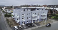 Elf Barrierefreie Wohnungen werden effizient und umweltfreundlich mit einer Kombination aus Wärmepumpe und Wohnungsstation mit Wärme versorgt. 