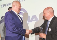 Eckhard Wersel nimmt die Auszeichnung der EUROBAUSTOFF „TOP-Lieferant 2017“ entgegen<br />Bild: DOYMA