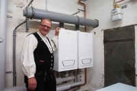 Der engagierte Zimmermeister Hubert Nowack zufrieden vor seiner Anlage im geräumigen Heizungskeller.