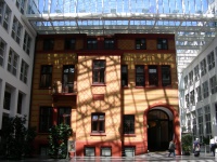 BU: Im Zuge der Sanierung wurde ebenfalls die angrenzende  <br />Wedells Fassade überarbeitet und das Atriums malerisch behandelt.<br />