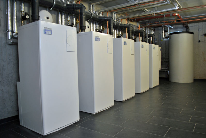 Hinten gut zu sehen: der Solar-Kombispeicher HydroComfort...