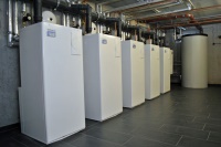 Hinten gut zu sehen: der Solar-Kombispeicher HydroComfort SBH mit einem Fassungsvermögen von insgesamt 600 l.