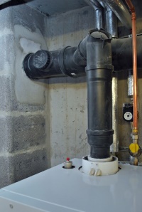 Am Ende zusammengeführt, werden die Abgase durch einen mineralischen Schornsteinschacht abgeleitet.