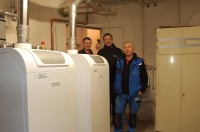 Christian Krüger (Link Haustechnik, Mitte) und Joachim Grimm (Grimm GmbH Sanitär und Heizungsbau, rechts) arbeiten schon seit Jahren erfolgreich mit BRÖTJE zusammen.<br />Bilder: August Brötje