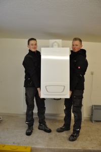 Hatten eine tragende Rolle bei der Montage des WGB-C 20/24 H: Milan Stolle (re.) und Tristan Seidel von der Wärmetechnik Dieter Müller GmbH.<br />Bild: August BRÖTJE