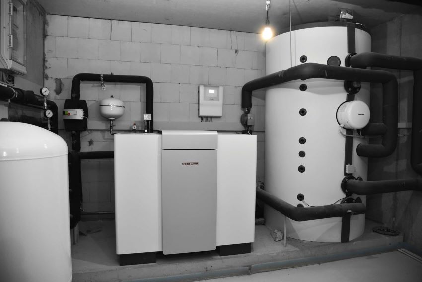 Die Sole-Wasser-Wärmepumpe versorgt als zentraler Wärmeerzeuger...