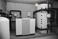 Die Sole-Wasser-Wärmepumpe versorgt als zentraler Wärmeerzeuger das Mehrfamilienhaus mit Wärme und Warmwasser. <br />Bilder: STIEBEL ELTRON