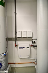Über dem Wasseraufbereitungsmodul AguaSave von BRÖTJE befinden sich drei Boxen, die die netzgebundene Datenfernübertragung für das Heizungsanlagen-Monitoring beherbergen. 