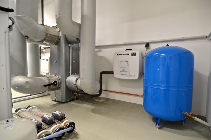 Links von der hydraulischen Weiche (die metallummantelte...