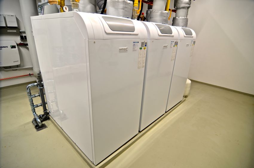 Drei mal bodenstehende Gasbrennwerttechnik SGB 260...
