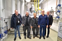 Die baubeteiligten Projektmitarbeiter (v.l.n.r.): Lars Steinecke (Technischer Außendienst bei Brötje), Christian Ammersbach (Servicetechniker bei der Kucharski Industrie- und Gebäudetechnik), Torben Kucharski (SHK-Meister und Inhaber der Kucharski Industrie- und Gebäudetechnik), Thomas Voss (Dussmann Service Deutschland, Leiter der Gebäudetechnik bei Thermo Fisher Bremen), Peter Schröder (Regionalverkaufsleiter Nord bei BRÖTJE).<br />Bilder: August Brötje