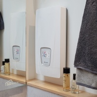 „Alexa, Dusche auf 38 Grad“ - der E-Durchlauferhitzer DSX Touch von CLAGE hört aufs Wort.<br />Bild: planet c/Studioraum