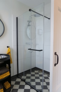 Schickes, minimalistisches Design von Duschwelten:.......