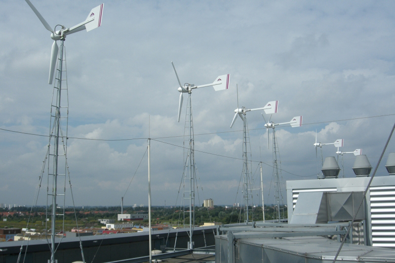 Dach-Installation mehrerer Kleinwindräder. Bild: Aerocraft...
