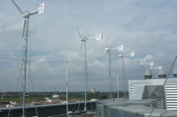Dach-Installation mehrerer Kleinwindräder. Bild: Aerocraft<br /><br />