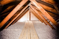 Der Cellulose-Dämmstoff wird überwiegend aus hochwertigem recyceltem Zeitungspapier hergestellt und weist eine überzeugende CO2-Bilanz auf.<br />Bild: CWA Cellulosewerk Angelbachtal <br />