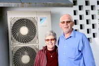 Die Wärmepumpe benötigt nur ein Drittel Antriebsenergie, um 100 Prozent Wohnwärme zu erzeugen. Für die übrigen zwei Drittel nutzt sie die in der Luft enthaltene Wärmeenergie, welche kostenlos zur Verfügung steht.