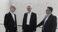 (v.l.) Harry Bauermeister und Johannes Dallmer, Geschäftsführer bei Dallmer, sowie Jens Göke, Anwendungstechniker Dallmer, stellen im neuen Film das innovative Ablaufgehäuse DallFlex vor.