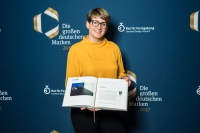 Yvonne Dallmer, Geschäftsführerin Dallmer GmbH + Co. KG, präsentiert stolz den Unternehmens-Eintrag in der neuen Ausgabe der Buchreihe „Die großen deutschen Marken“ des Rat für Formgebung.