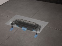 Stilvoll, einfach zu installieren und vielfach kombinierbar: Mit dem DallFlex-System hat Dallmer im Jahr 2013 die Duschrinne revolutioniert. Das Ablaufgehäuse überzeugt dabei mit seiner Anschlussvielfalt: An drei verschiedenen Stellen kann das Abflussrohr montiert werden.