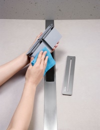 Innovativ und insbesondere für die Nutzer von Vorteil ist der herausnehmbare Geruchsverschluss des DallFlex-Systems. Er erleichtert die Reinigung erheblich: einfach die Abdeckung abnehmen, den Geruchsverschluss herausnehmen und reinigen. Danach lässt er sich mühelos wieder einsetzen.