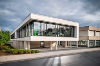 Viel Licht zeichnet die Architektur des Neubaus aus. So gibt es keine harten Grenzen, sondern Mitarbeiter werden zum Dialog eingeladen. 