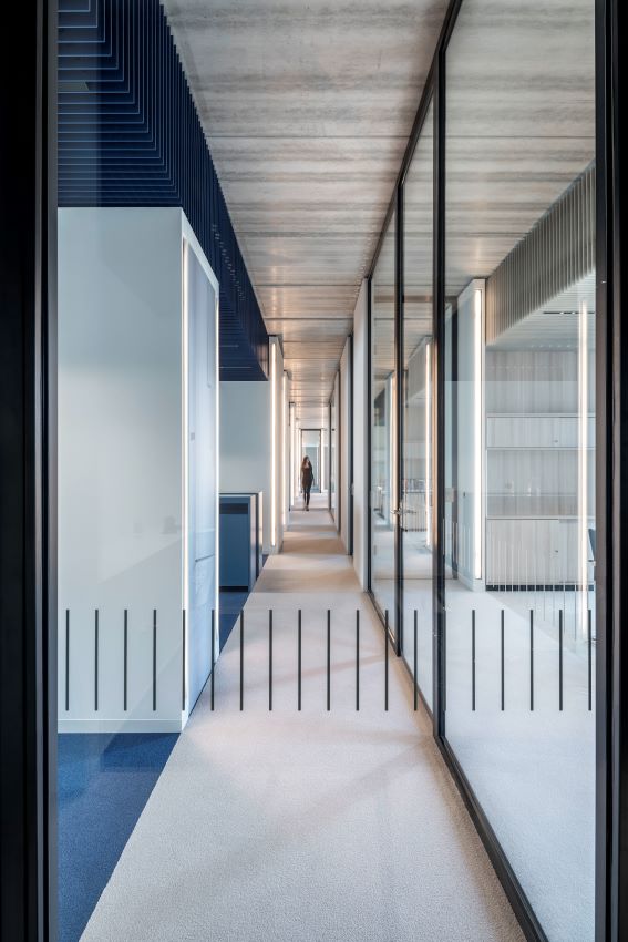 Sichtbeton und gedeckte Farben finden sich im Dallmer-Neubau...