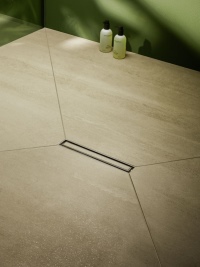 Lediglich ein Rechteck mit den Maßen 300 x 50 mm ist in der Duschfläche sichtbar. Die Kurzrinne von Dallmer bietet den perfekten Rahmen für eine minimale Abdeckung.<br />Bilder: Dallmer