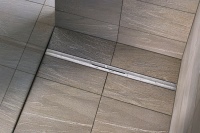 Ebenfalls passend zum Ablaufgehäuse DallFlex sind die neuen Duschrinnen “Pure” von Dallmer. 