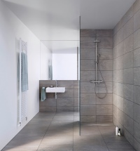 Das integrierte Quergefälle der Pure-Modelle sorgt für eine zuverlässige Abführung des Wassers. Dank des komplett herausnehmbaren Geruchverschlusses sind die Duschrinnen leicht zu reinigen und besonders hygienisch.<br />Bilder: Dallmer GmbH + Co. KG