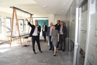 Führung durch das neue Zuhause: Dirk Leinweber (1.v.l.), Leiter im Danfoss-Segment für Lebensmittelkühltechnik, zeigt der Danfoss-Vertretung um Deutschland-Geschäftsführer Ole Møller-Jensen (1.v.r.) die neuen modernen Räumlichkeiten im Columbus-Haus in der Hamburger Hafen City.<br />Bild: Danfoss