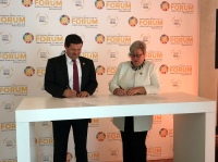 Für eine nachhaltigere Zukunft: Jürgen Fischer, Präsident des Cooling-Segments von Danfoss, und Rachel Kyte, Vorstandsvorsitzende der Initiative Sustainable Energy for all (SEforALL) geben im SEforALL-Forum in Lissabon, Portugal, per Handschlag die Kooperation mit Danfoss bekannt.<br />Foto: Danfoss