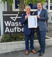 JUDO Geschäftsführer Hartmut Dopslaff (r.)  und Dieter Wollgardt (l.) bei der Übergabe der IHK Ehrenurkunde. Bild: JUDO Wasseraufbereitung