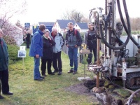 Wärmepumpen und Erdsondenbohrer zum Anfassen gibt es auch bei den Wärmepumpen Aktionswochen 2010. Glen Dimplex informiert im Rahmen der Aktionswochen auf zahlreichen Regionalveranstaltungen in ganz Deutschland über die Vorteile, Zukunftsfähigkeit und Wirtschaftlichkeit der Wärmepumpen-Technologie. Foto: <br />Bundesverband Wärmepumpe e. V., Berlin.<br />